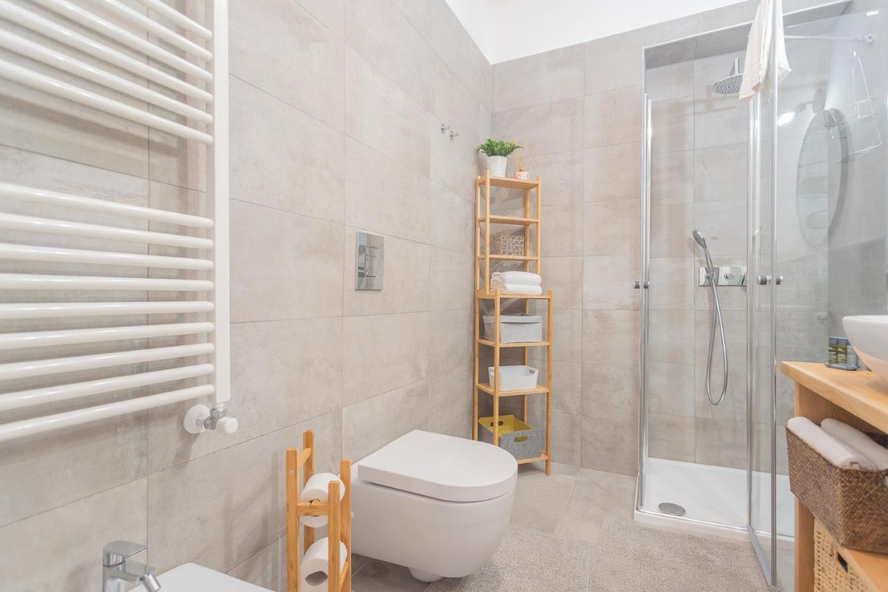 Independence Apartment With Balcony By Rent All Como Exterior foto